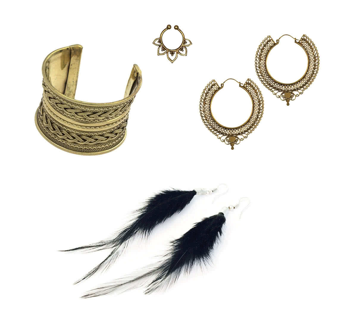 Armreif aus Gold, passende goldene Ohrringe, Orhrringe aus schwarzen Federn